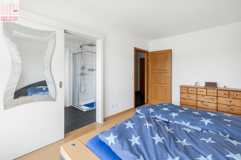 Chambre parents avec accès salle d'eau