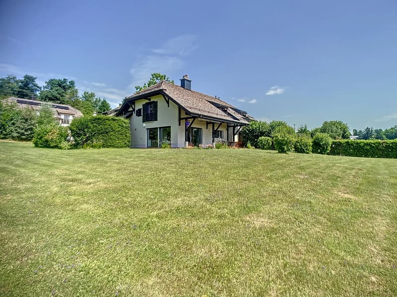 Maison rénovée avec immense jardin (12)