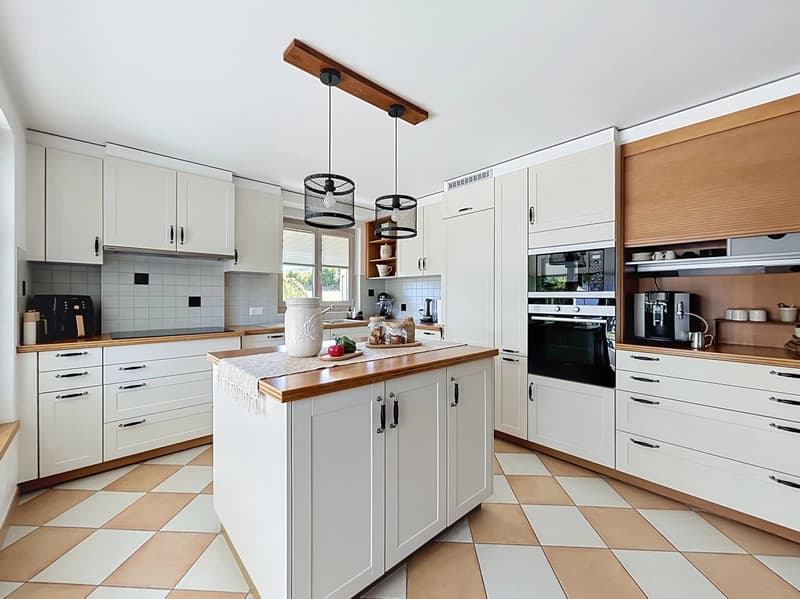 Spacieuse villa familiale de caractère avec vaste jardin (10)