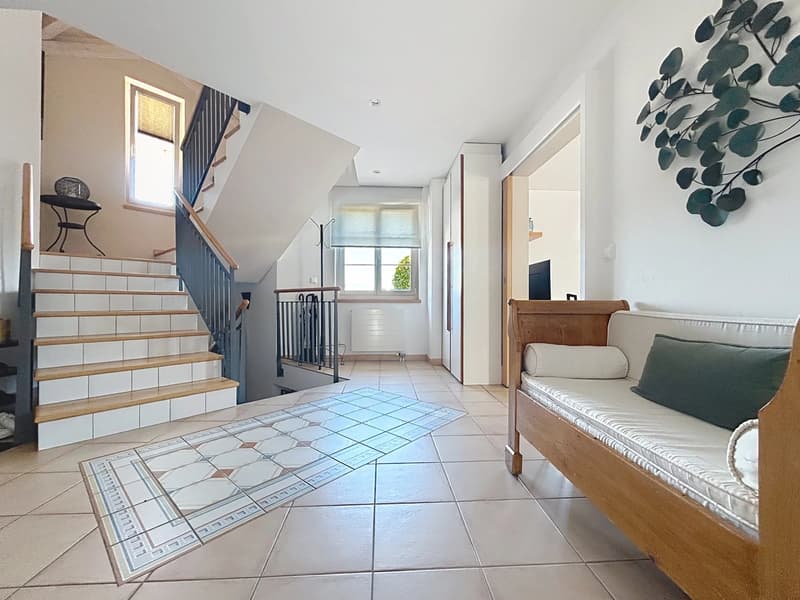 Spacieuse villa familiale de caractère avec vaste jardin (8)