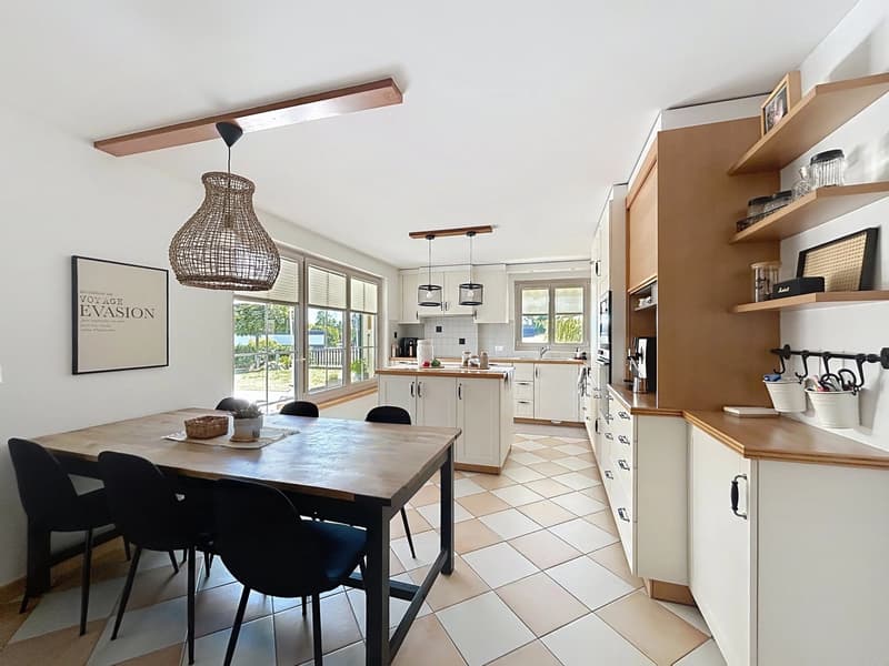 Spacieuse villa familiale de caractère avec vaste jardin (11)