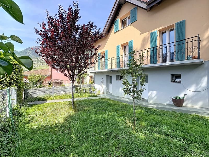 Exclusivité - Splendide maison de village rénovée, jardin et piscine (2)