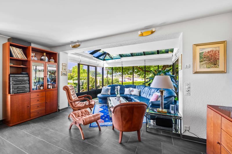 SPLENDID SEMI-DETACHED VILLA WITH LARGE LANDSCAPED GARDEN. LOVE AT FIRST SIGHT! (6)