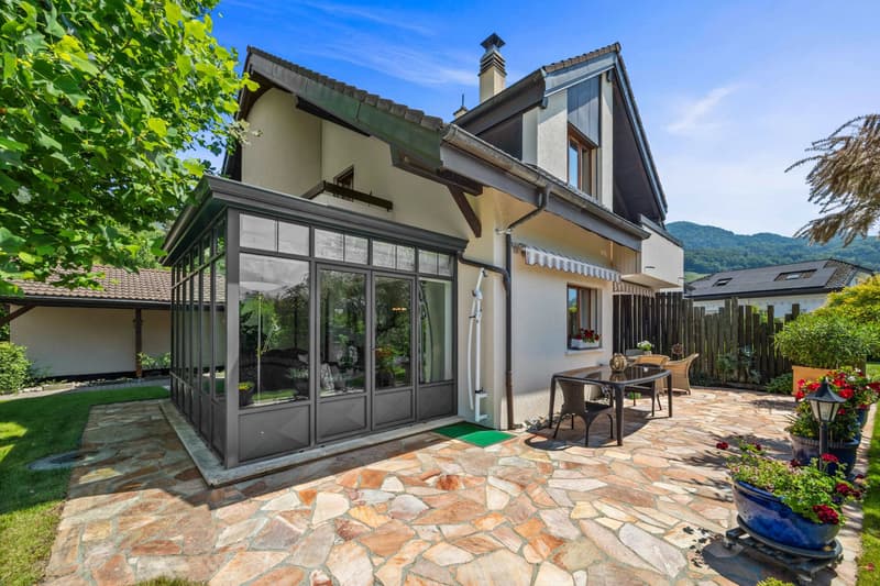 SPLENDID SEMI-DETACHED VILLA WITH LARGE LANDSCAPED GARDEN. LOVE AT FIRST SIGHT! (2)