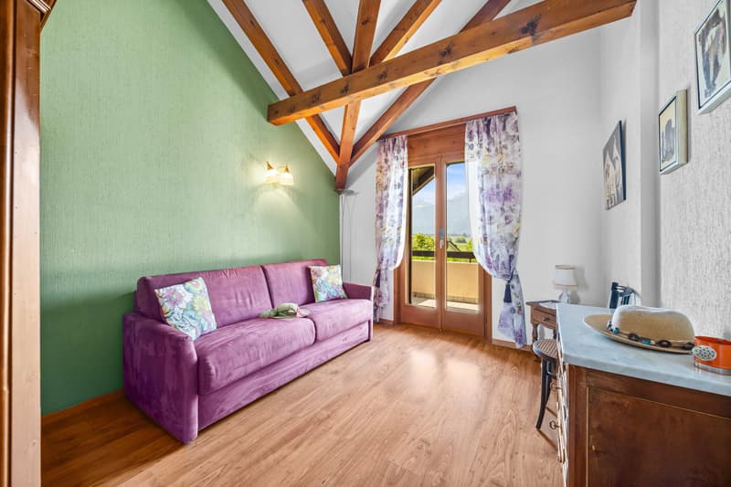 SPLENDID SEMI-DETACHED VILLA WITH LARGE LANDSCAPED GARDEN. LOVE AT FIRST SIGHT! (12)