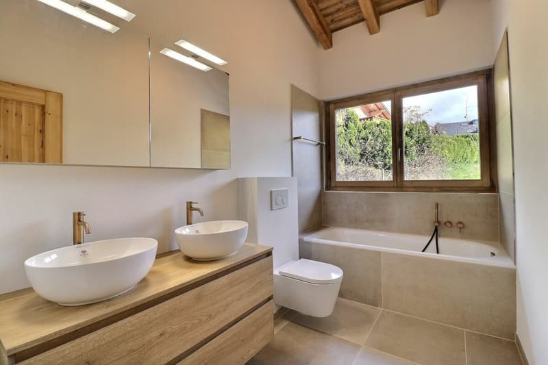 Chalet totalement rénové avec joli jardin arborisé (13)
