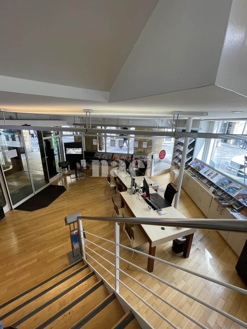 Local polyvalent avec grande vitrine en angle à Neuchâtel (4)