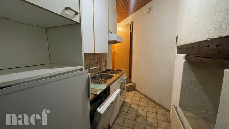 Au coeur du village de Corcelles, au rez d'une maison villageoise, (3)