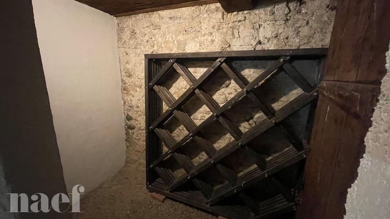 Au coeur du village de Corcelles, au rez d'une maison villageoise, (8)