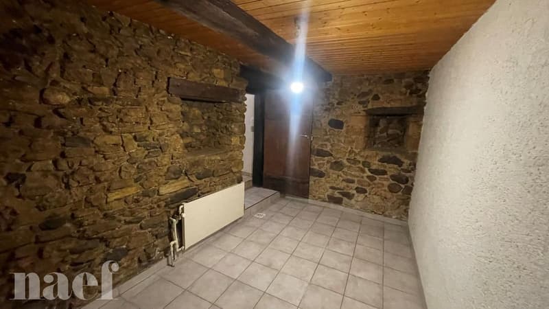 Au coeur du village de Corcelles, au rez d'une maison villageoise, (2)