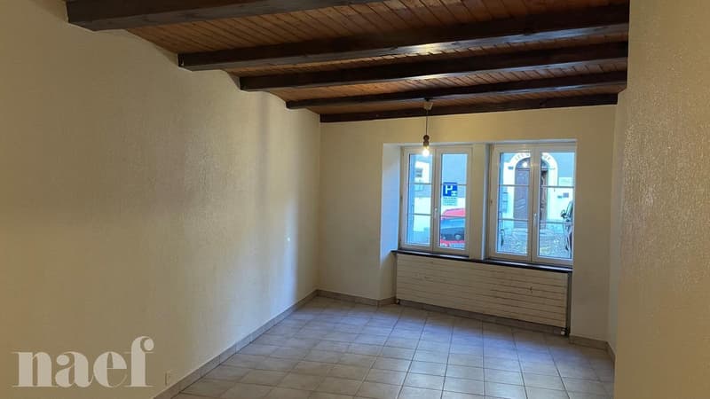 Au coeur du village de Corcelles, au rez d'une maison villageoise, (7)