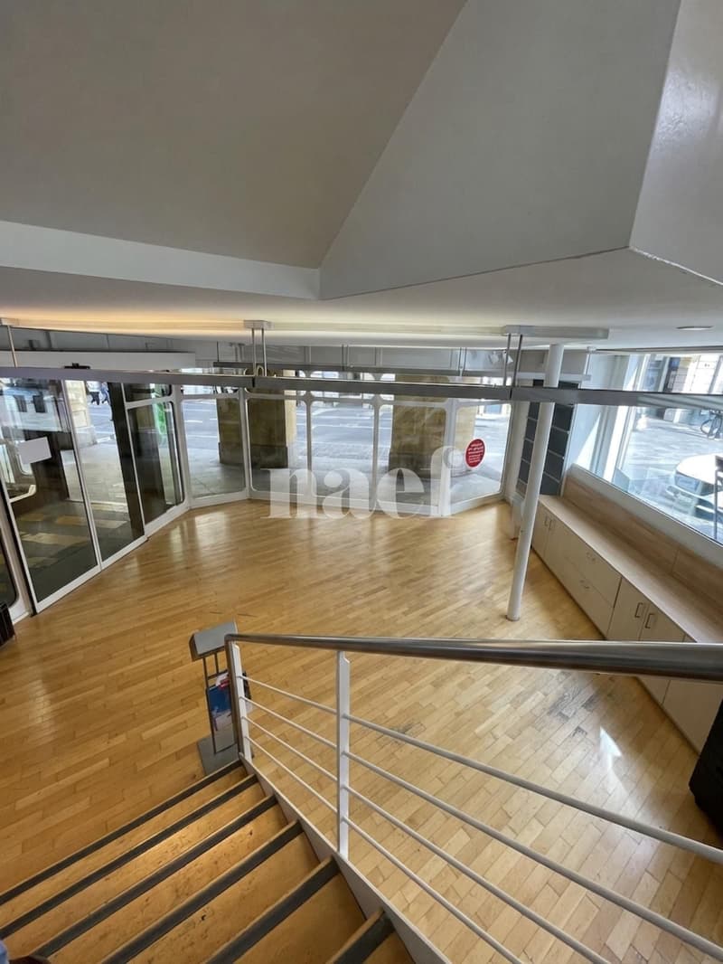 Local polyvalent avec grande vitrine en angle à Neuchâtel (1)