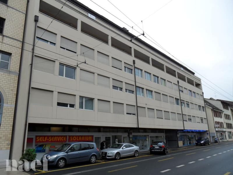 Local commercial idéalement situé avec 2 places de parc (1)