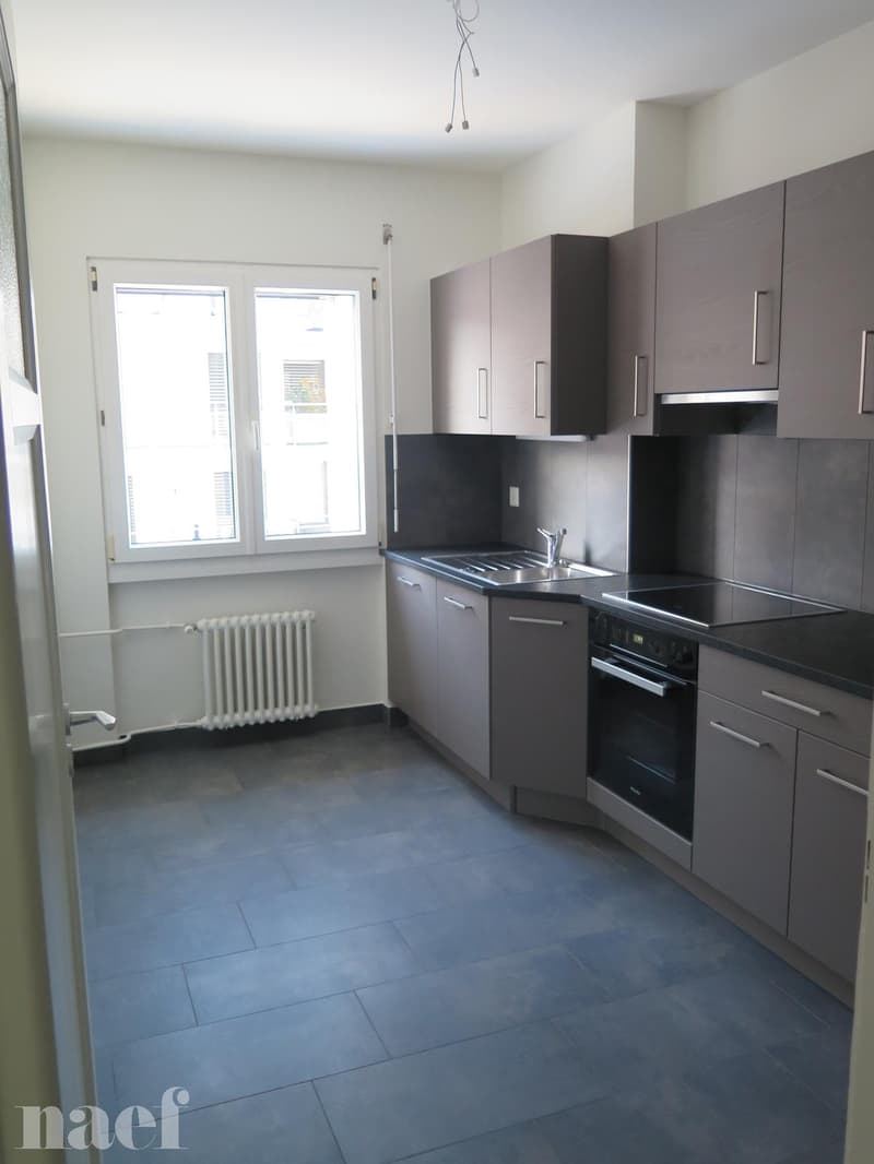 A Peseux, proches des commerces, immeuble en retrait de la route (2)