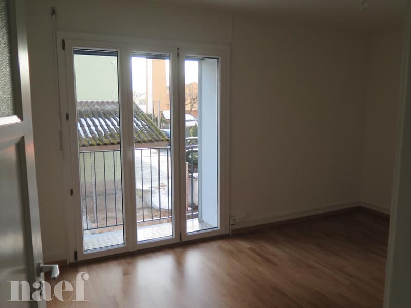 A Peseux, proches des commerces, immeuble en retrait de la route (4)