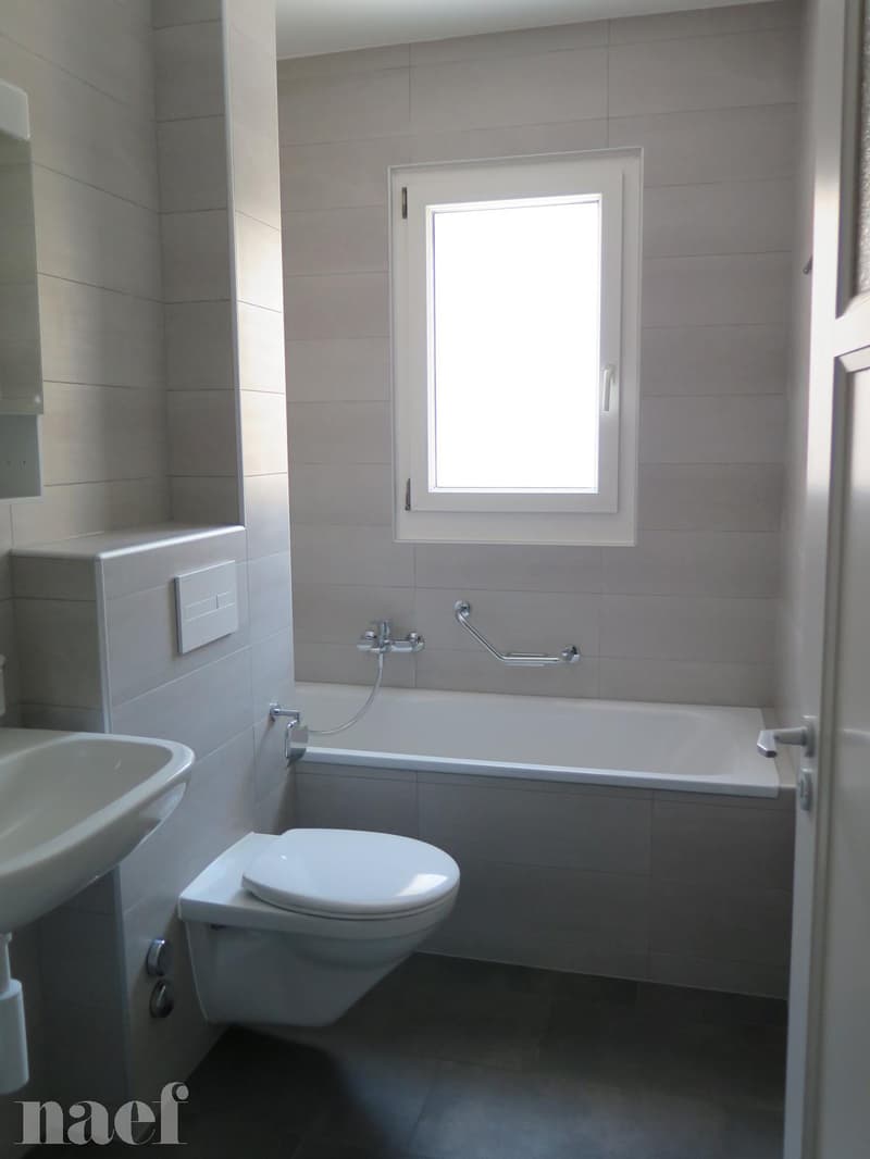 A Peseux, proches des commerces, immeuble en retrait de la route (8)
