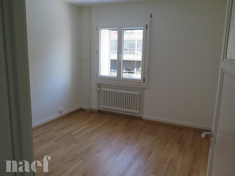 A Peseux, proches des commerces, immeuble en retrait de la route (6)