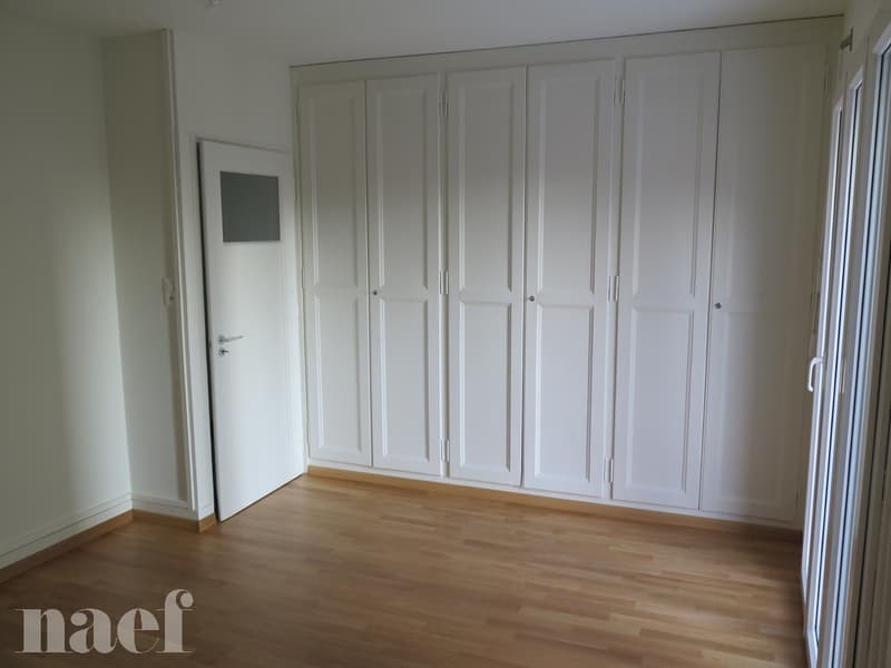 A Peseux, proches des commerces, immeuble en retrait de la route (5)