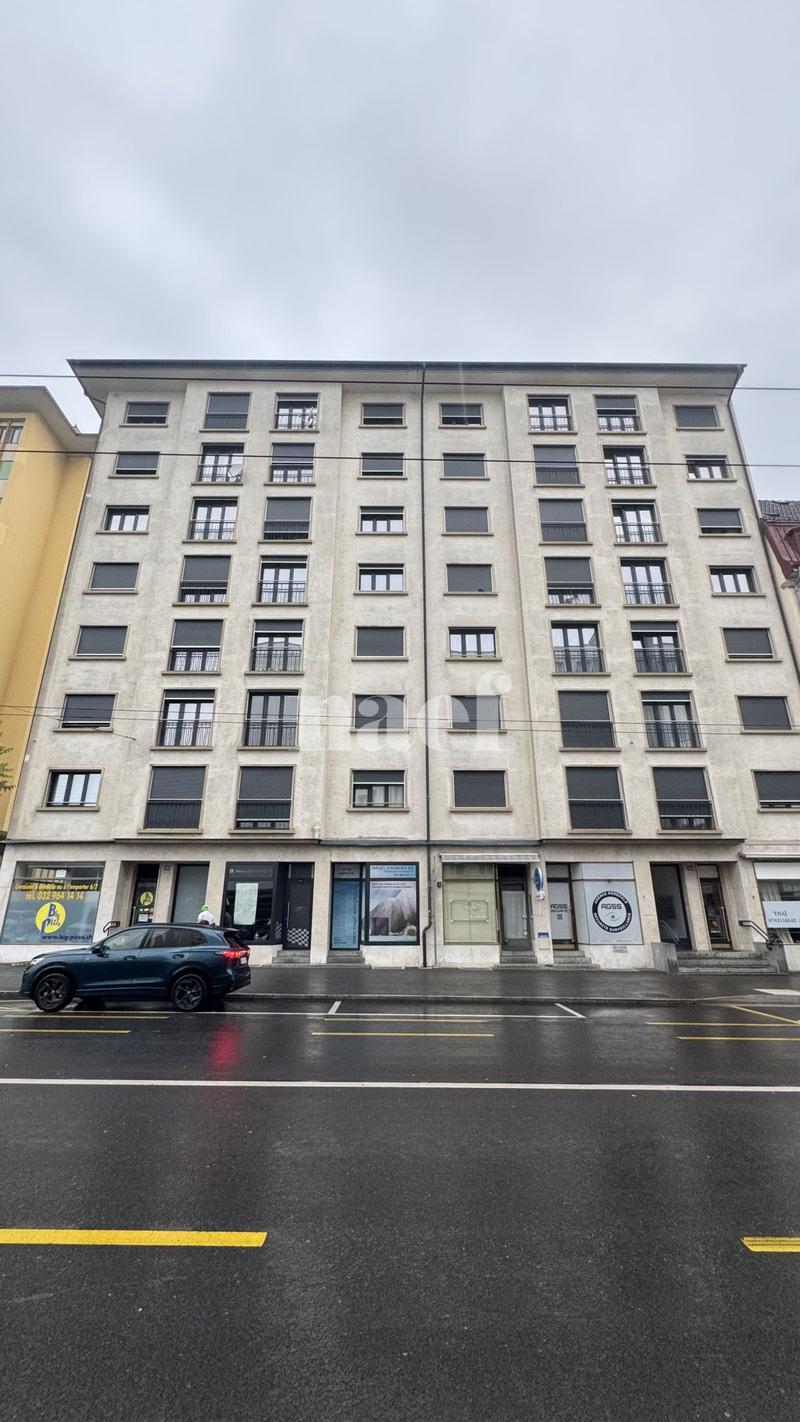 Local commercial avec vitrine et porte donnant sur rue (2)