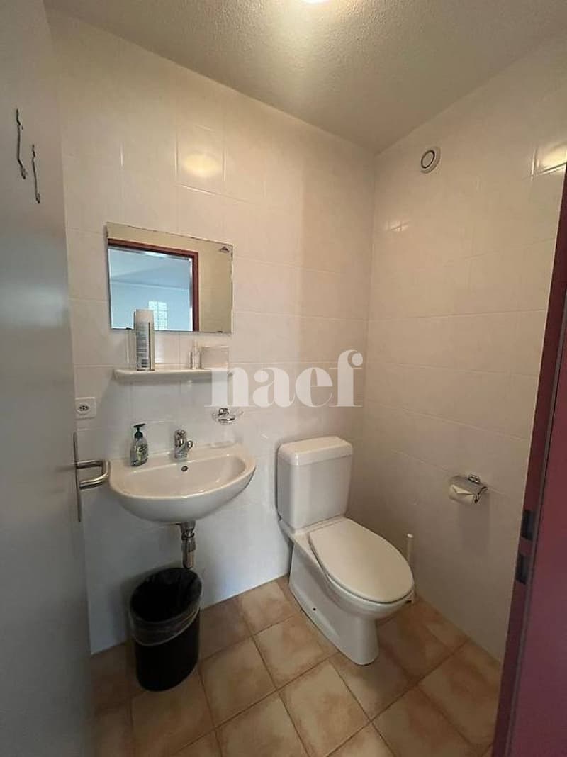 Spacieuse surface d'env. 117m2 au 1er étage avec bureaux séparés (6)