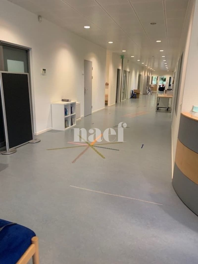 Belle arcade d'env. 516 m2 au rez-de-chaussée avec jardin et dépot d'env. 35m2 (3)