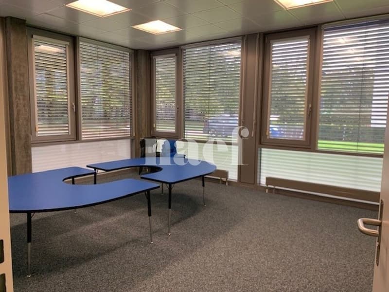 Belle arcade d'env. 516 m2 au rez-de-chaussée avec jardin et dépot d'env. 35m2 (2)