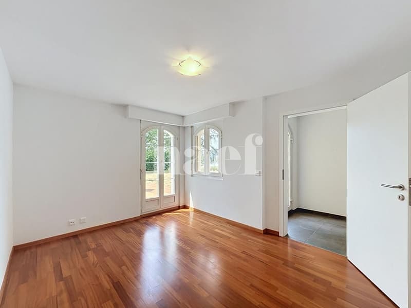 Magnifique villa familiale avec jardin, terrasses et garage double (8)