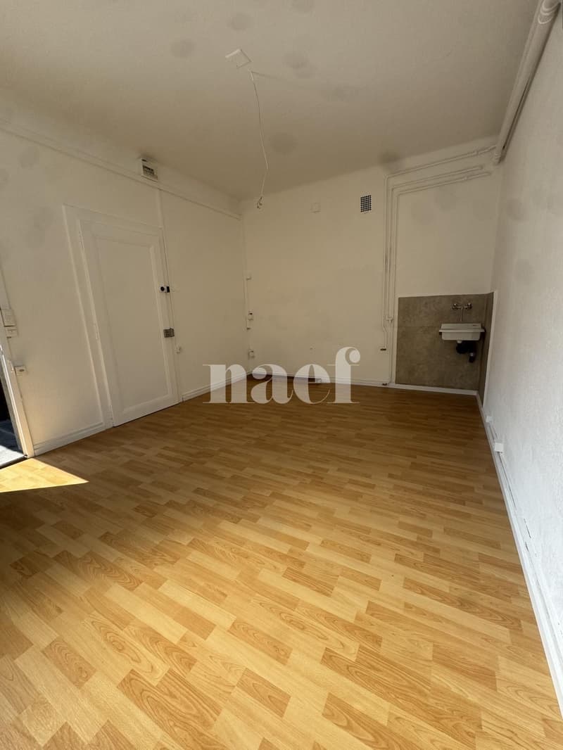 Arcade commerciale de 19 m² à louer Rue de la Borde (2)