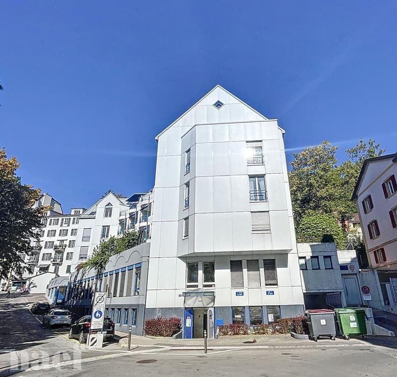 Situé proche du centre-ville, à 2 pas du quartier de la Cité, à proximité de toutes les commodités (1)