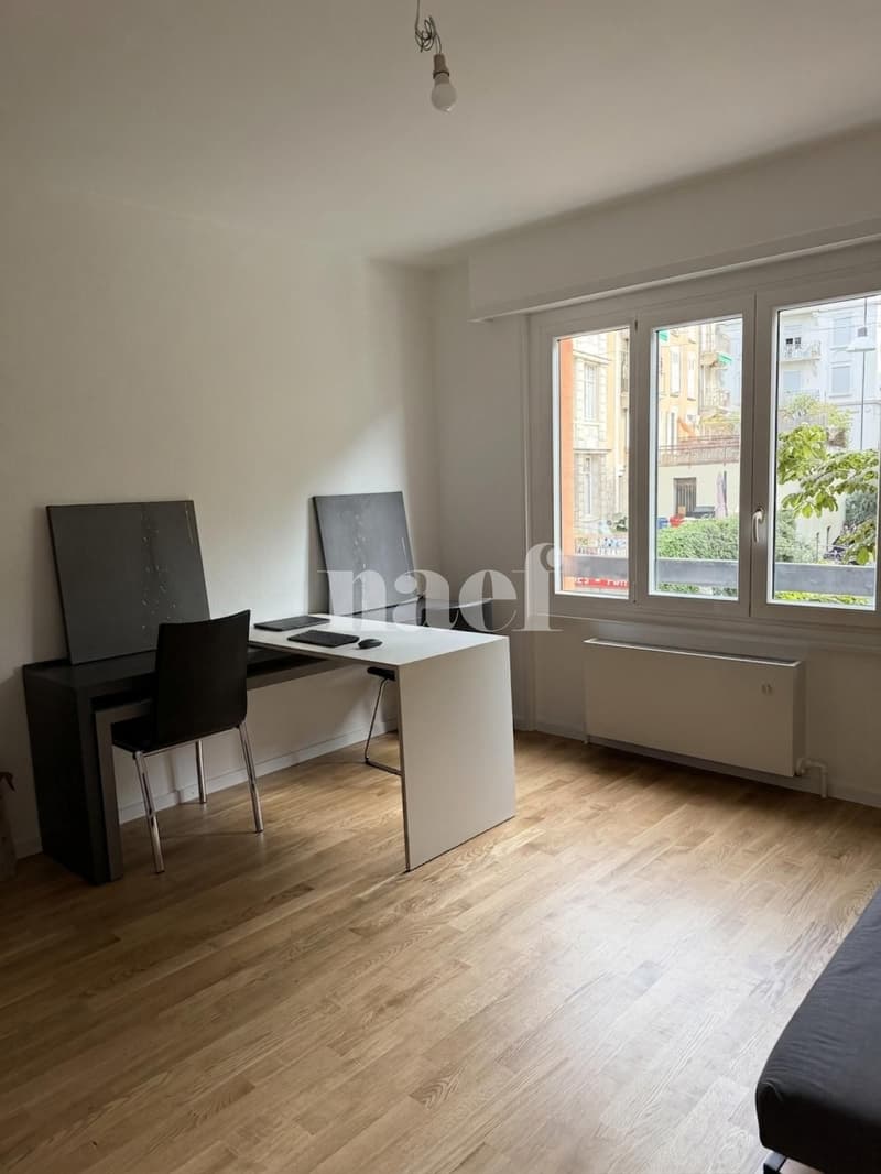 Studio rénové au deuxième étage (2)