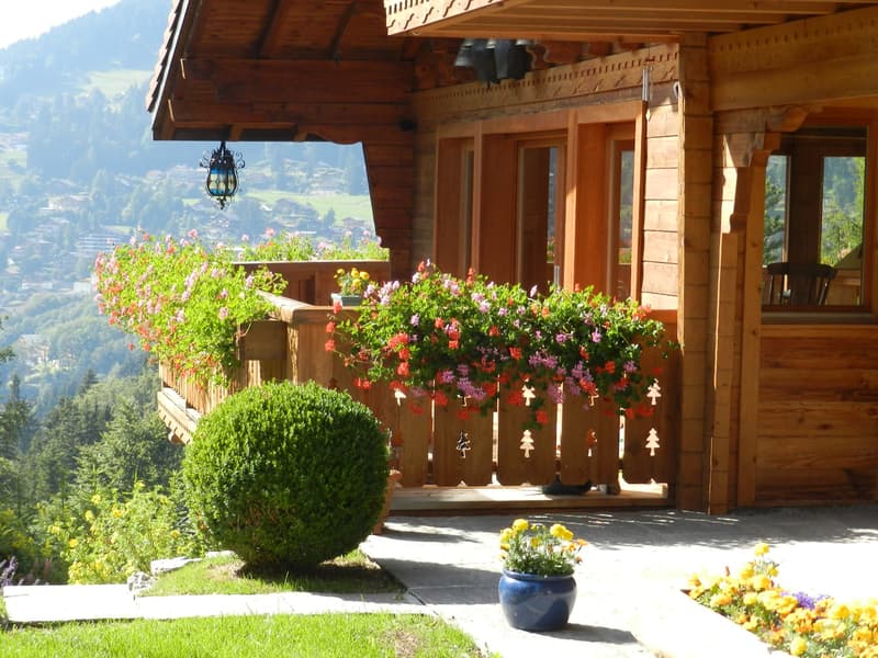 A superb large 5 Bed 5 Bathroom chalet located centre of Villars 250 metres from La Gare (2)