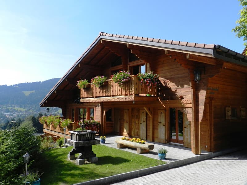 A superb large 5 Bed 5 Bathroom chalet located centre of Villars 250 metres from La Gare (1)