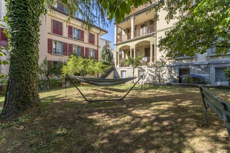 EXTRÊMEMENT RARE AVEC JARDIN AU CENTRE-VILLE ! (2)