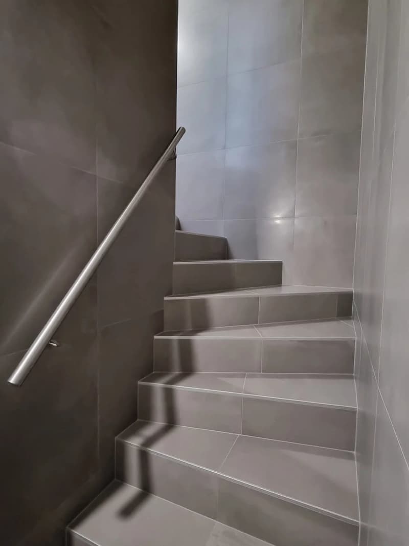 Découvrez cette magnifique maison mitoyenne de 5.5 pièces, répartie sur 3 niveaux, idéalement située, elle bénéficie d'une construction récente et de prestations de qualité, offrant un cade de vie mod (2)