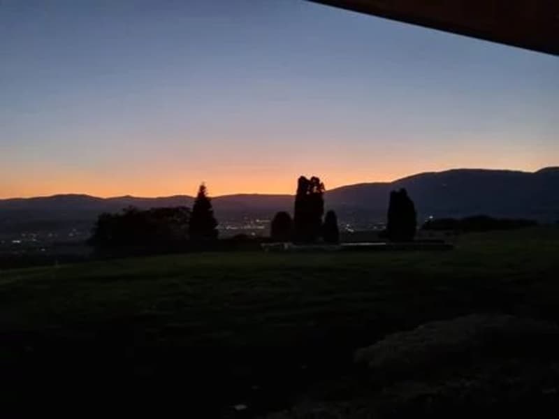 Découvrez cette magnifique maison mitoyenne de 5.5 pièces, répartie sur 3 niveaux, idéalement située, elle bénéficie d'une construction récente et de prestations de qualité, offrant un cade de vie mod (9)