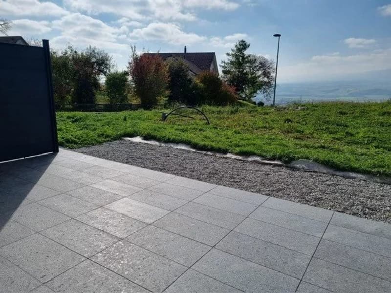 Découvrez cette magnifique maison mitoyenne de 5.5 pièces, répartie sur 3 niveaux, idéalement située, elle bénéficie d'une construction récente et de prestations de qualité, offrant un cade de vie mod (11)