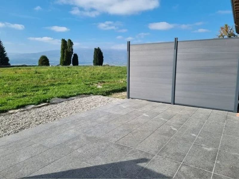 Découvrez cette magnifique maison mitoyenne de 5.5 pièces, répartie sur 3 niveaux, idéalement située, elle bénéficie d'une construction récente et de prestations de qualité, offrant un cade de vie mod (12)