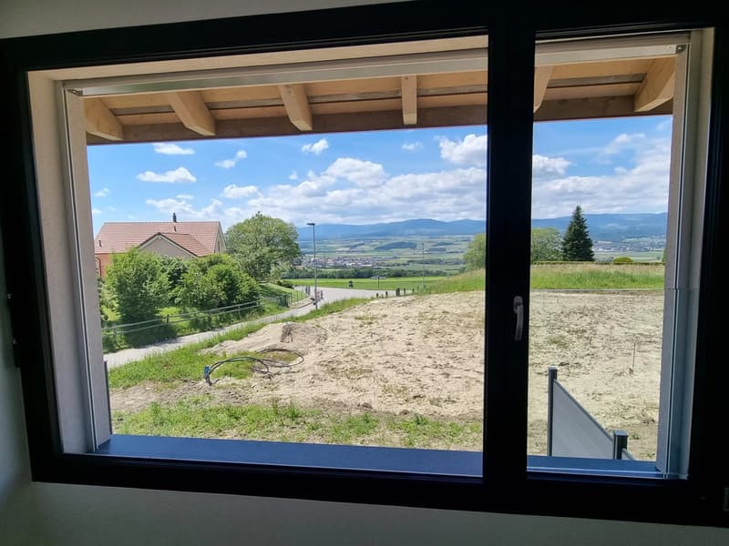 Découvrez cette magnifique maison mitoyenne de 5.5 pièces, répartie sur 3 niveaux, idéalement située, elle bénéficie d'une construction récente et de prestations de qualité, offrant un cade de vie mod (5)