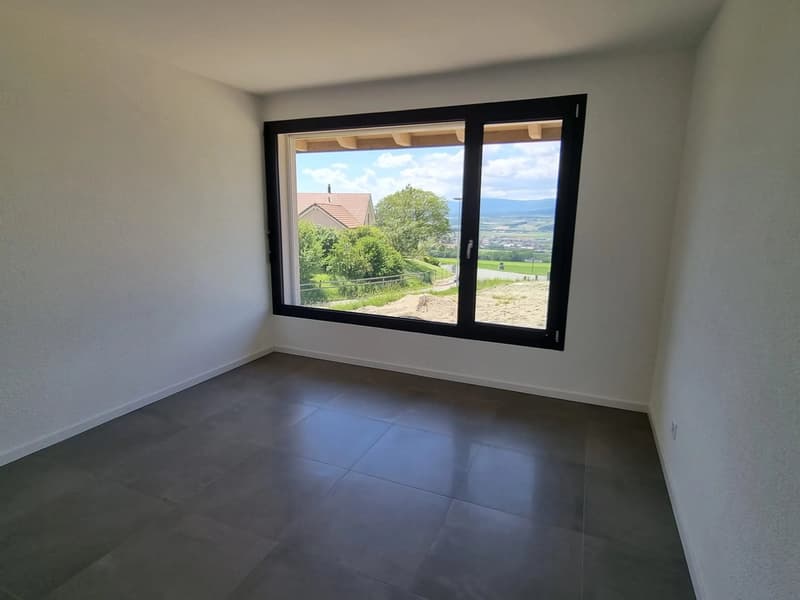 Découvrez cette magnifique maison mitoyenne de 5.5 pièces, répartie sur 3 niveaux, idéalement située, elle bénéficie d'une construction récente et de prestations de qualité, offrant un cade de vie mod (4)