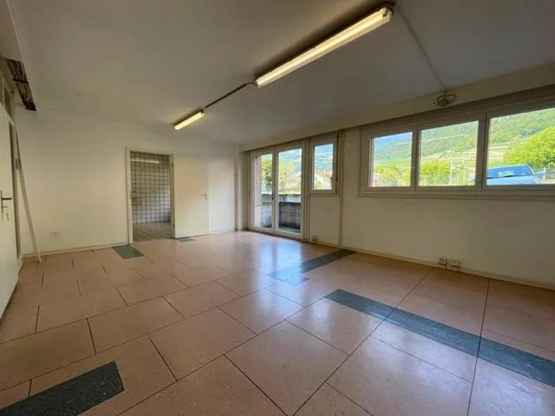 Grand local commercial à louer divisé en 3 parties de 82m2, 54m2 et 43m2 - Idéal pour un magasin ou pour un bureau. (11)