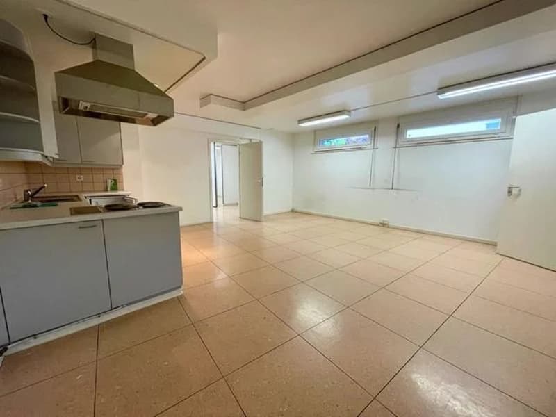 Grand local commercial à louer divisé en 3 parties de 82m2, 54m2 et 43m2 - Idéal pour un magasin ou pour un bureau. (10)