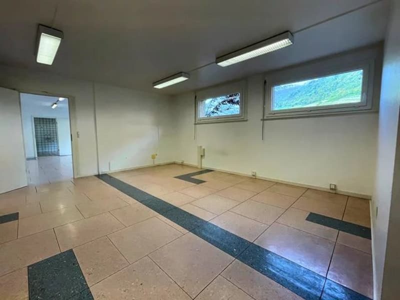 Grand local commercial à louer divisé en 3 parties de 82m2, 54m2 et 43m2 - Idéal pour un magasin ou pour un bureau. (4)