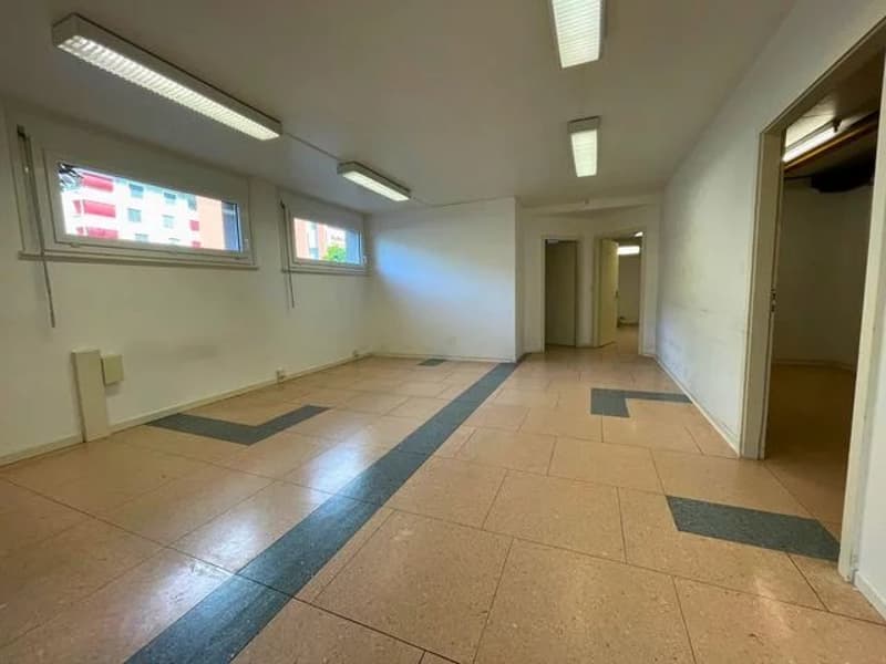 Grand local commercial à louer divisé en 3 parties de 82m2, 54m2 et 43m2 - Idéal pour un magasin ou pour un bureau. (5)
