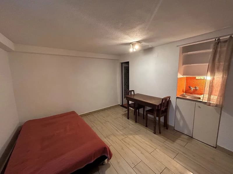 Studio meublé au rez-de-chaussée (2)