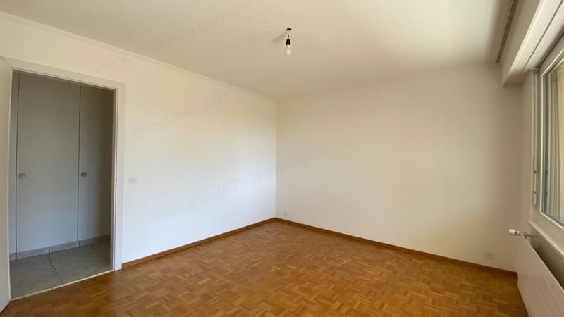 Superbe appartement lumineux de 2,5 pièces, orienté plein Sud, au dernier étage avec ascenseur. (5)