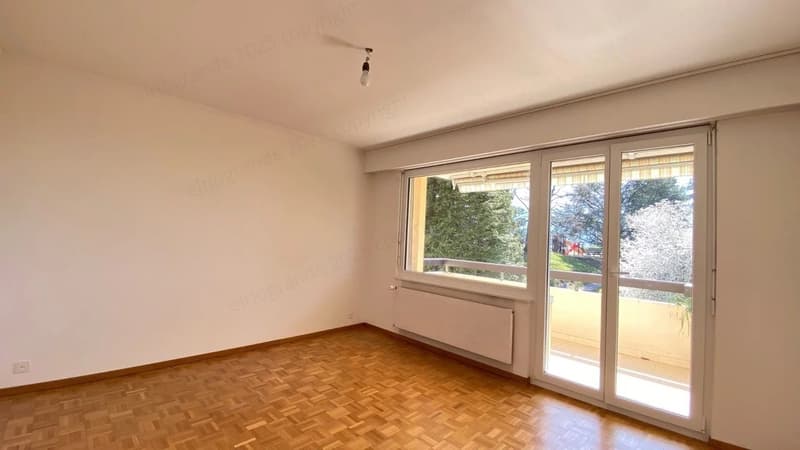 Appartement lumineux de 2,5 pièces d'env. 56 m2, orienté plein Sud, au dernier étage avec ascenseur et garage box en option. (7)