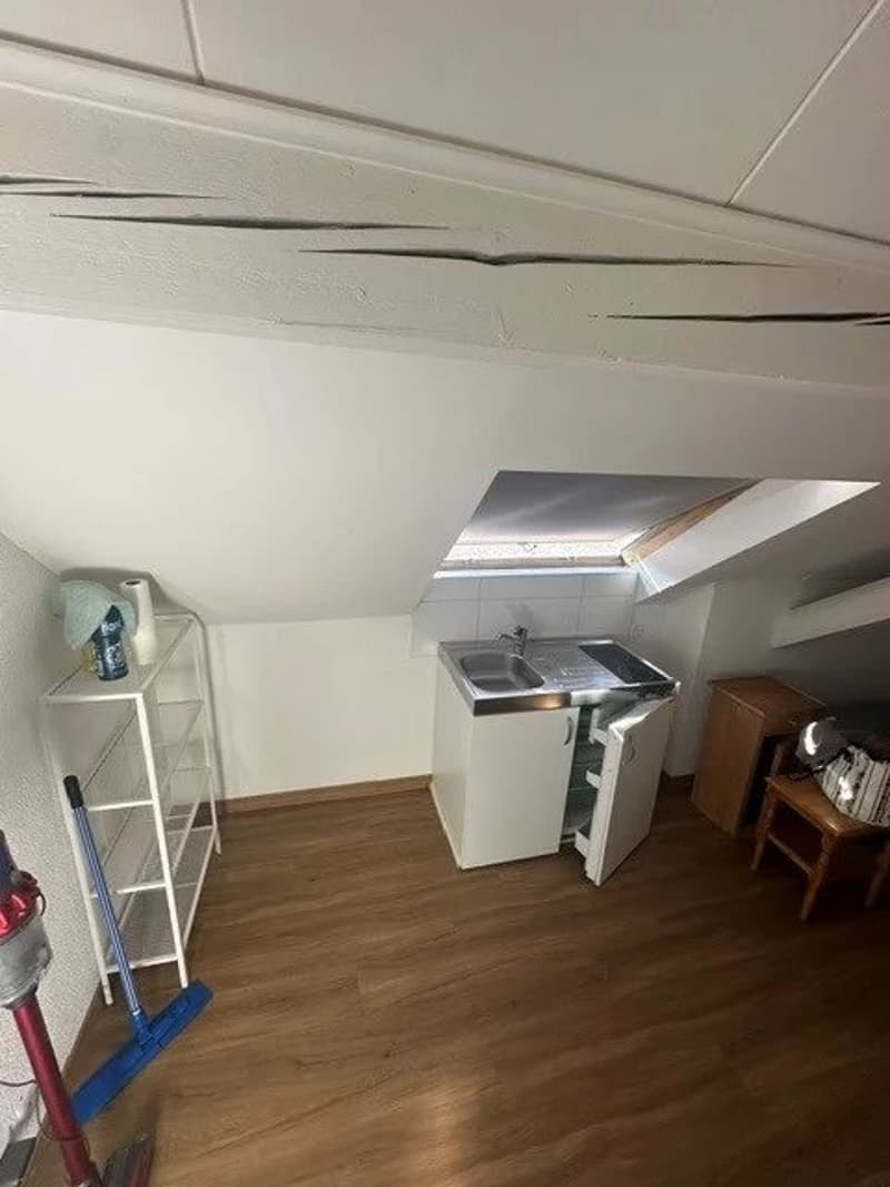 Studio au 5ème étage (1)