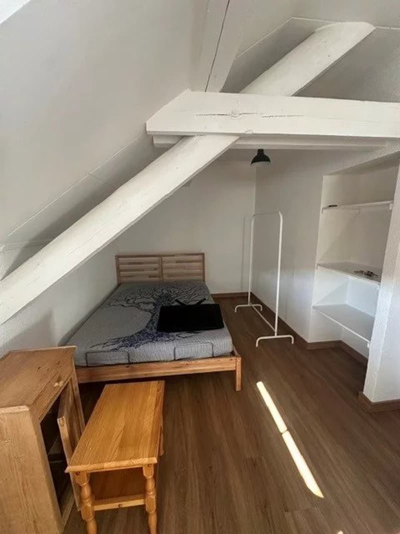 Studio au 5ème étage (2)