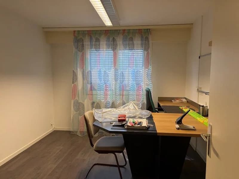 Surface commerciale à louer de suite de 3pièces au rez-de-chaussée (5)