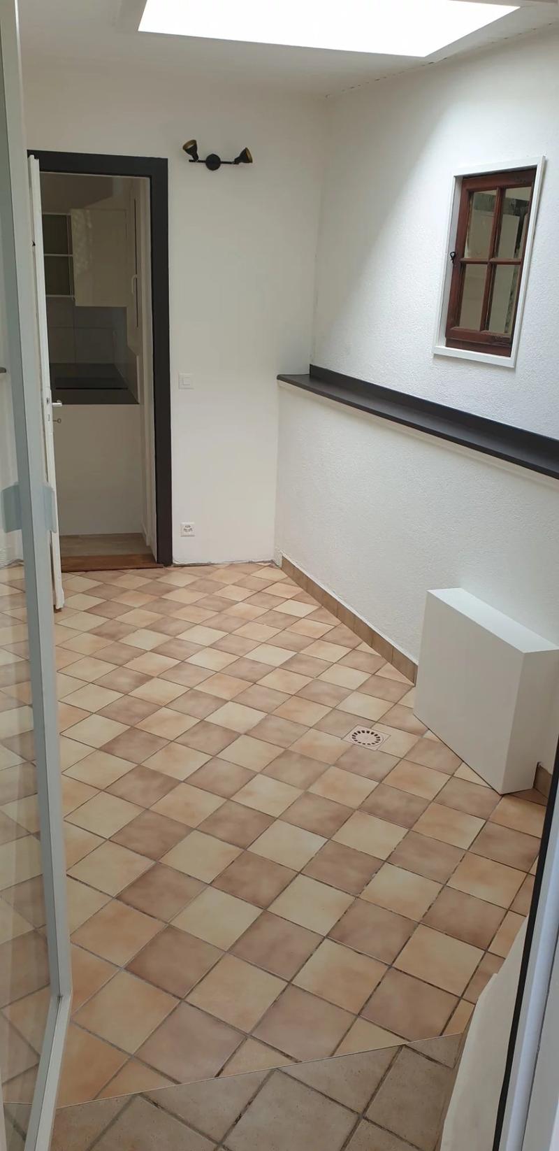 Appartement de 2 pièces au 1er étage entièrement rénové. (8)